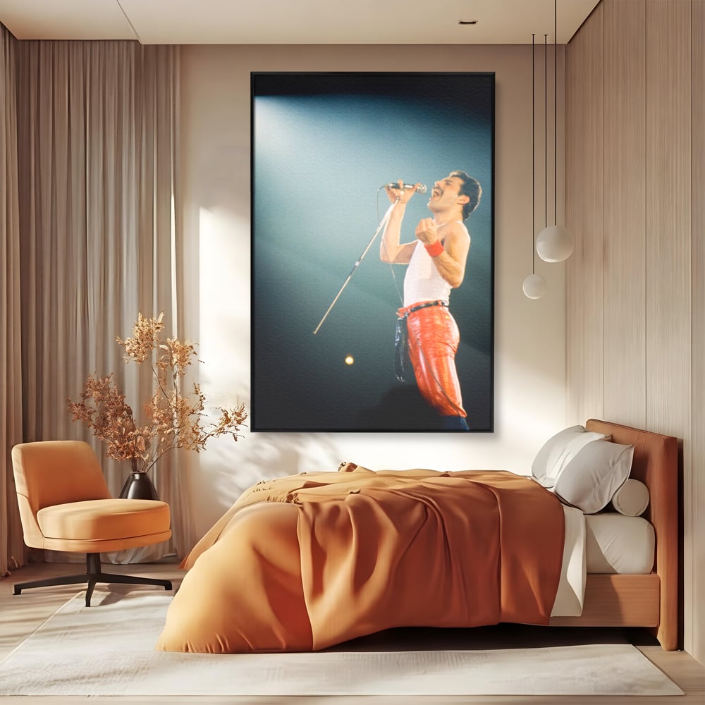 Tablou canvas cu tablou canvas cu freddie mercury, in rama de aluminiu negru, pe perete intr-un dormitor